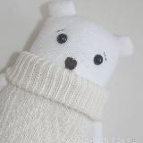 En søt og myk hvit  sokk-bamse